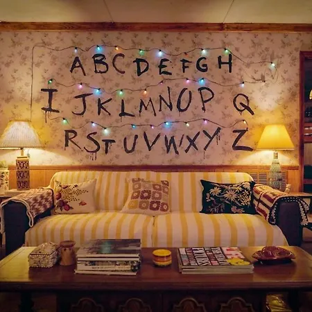 Stranger Things - Byers Home - 15 Min To Atl